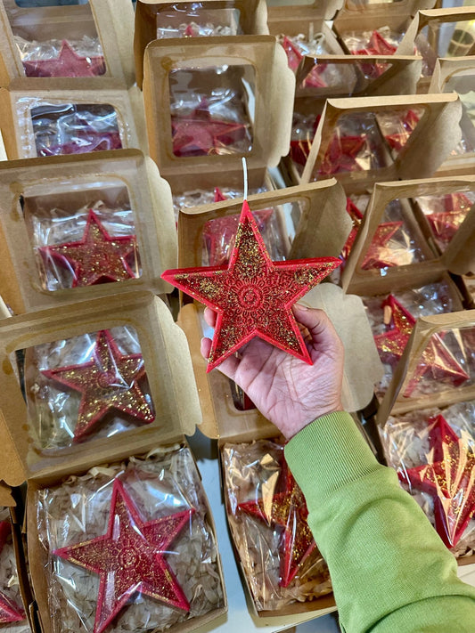 ⭐ Red Star Soy Candle – Festive Rose - Scented Christmas Candle with Gold Glitter - Mandy and Co