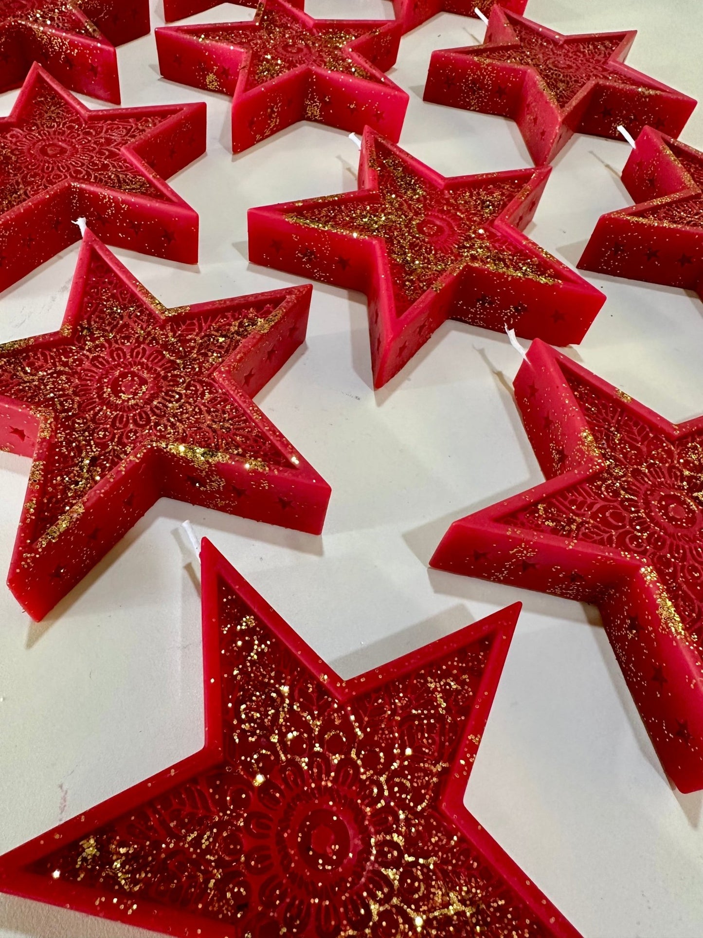 ⭐ Red Star Soy Candle – Festive Rose - Scented Christmas Candle with Gold Glitter - Mandy and Co